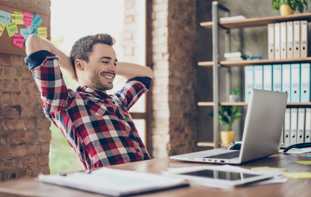 jeune entrepreneur satisfait